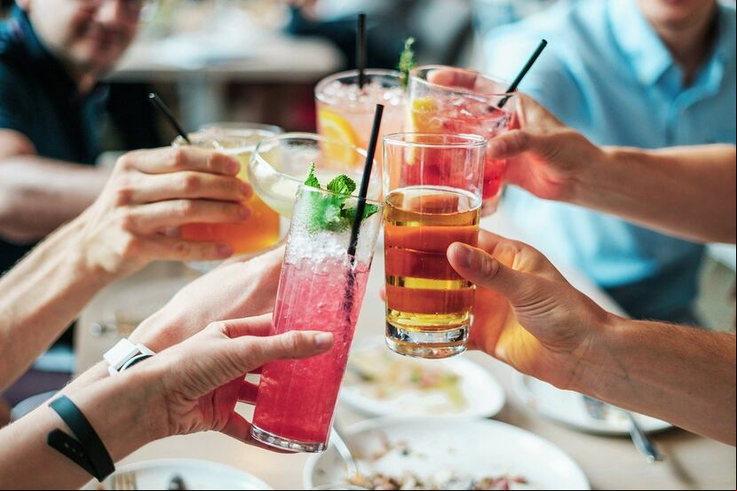 Uno de los efectos comunes del consumo excesivo de bebidas alcohólicas es la resaca. (Pixabay)