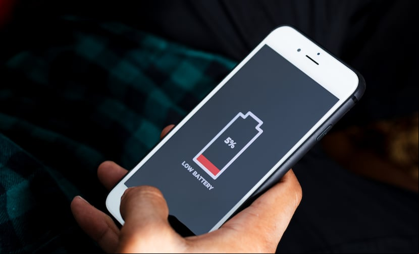 Un celular con poca carga de batería.