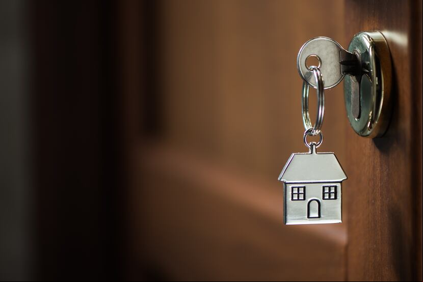 El Programa de Asistencia Directa al Comprador (HBA, en inglés) provee una subvención económica para cubrir parte de los gastos de cierre y el pronto requeridos para la compra de la primera vivienda.