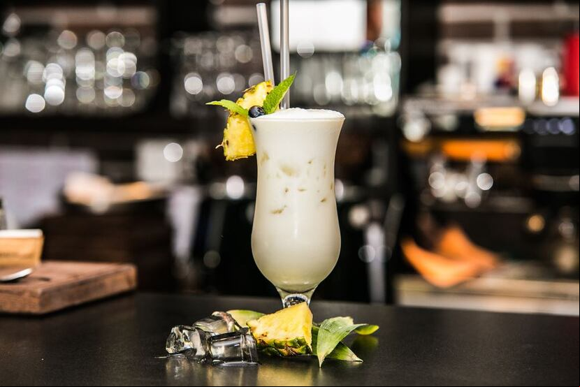 El origen de la piña colada se le atribuye al bartender del Hotel Caribe Hilton, Ramón "Monchito" Romero. (Shutterstock)