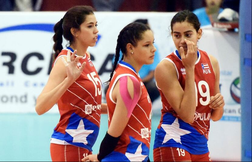Pilar Marie Victoriá (centro) finalizó, este año, sus cuatro campañas de elegibilidad en el voleibol División I de la NCAA. (Cortesía Confederación Norceca)