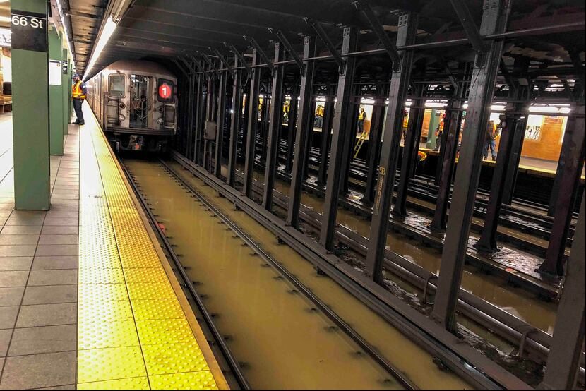 El tren subterráneo en medio de inundaciones en la ciudad de Nueva York. (AP/Richard Drew)