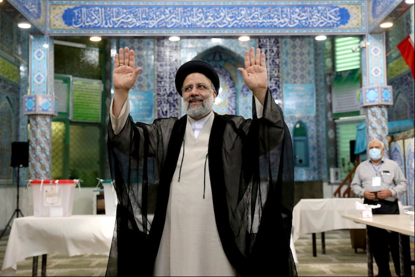 Ebrahim Raisi saluda a los medios tras votar en Teherán, Irán, el 18 de junio de 2021.