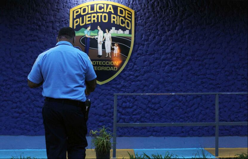 Agentes adscritos a la División de Homicidios del área de Carolina junto al fiscal de turno se dirigen a la escena para iniciar la pesquisa de rigor. (GFR Media)