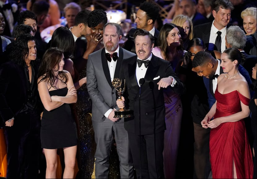 Jason Sudeikis, centro, y el elenco y equipo de producción de "Ted Lasso" reciben el Emmy a mejor serie de comedia en la 74a entrega de los Premios Emmy.