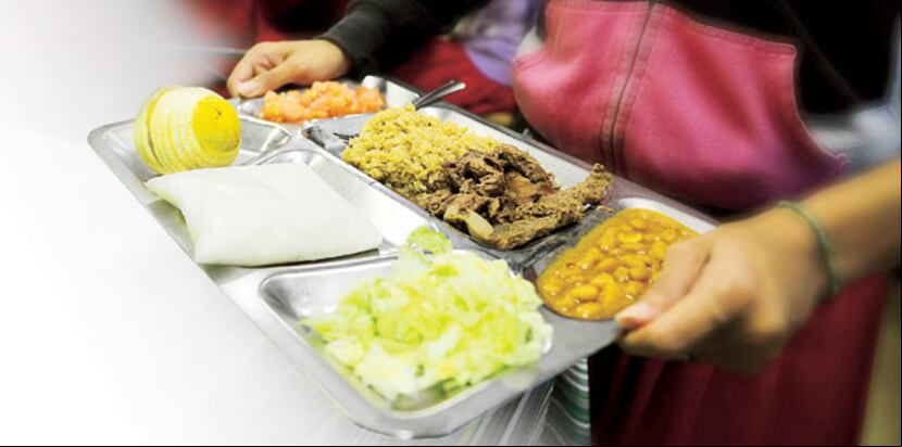 Muchas escuelas y estudiantes se han habituado a las comidas sanas, pero algunos se quejan de que las pautas son costosas y difíciles de cumplir. (Archivo)
