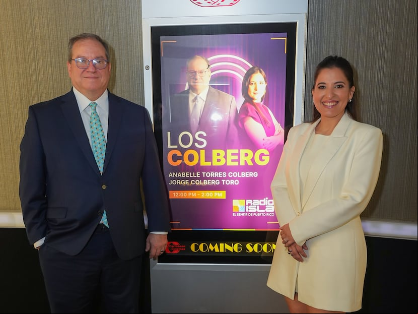 Jorge Colberg Toro, a la izquierda, junto a la Lcda. Anabelle Torres Colberg serán los anfitriones del programa de radio "Los Colberg", que comienza el próximo 28 de abril de 2025 en Radio Isla.