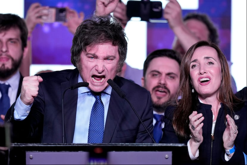 Javier Milei, candidato presidencial de la coalición La Libertad Avanza, habla en su sede de campaña luego de las elecciones primarias en Buenos Aires, Argentina, el domingo.