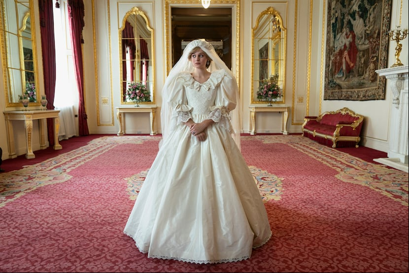 Emma Corrin personificando a Diana Spencer en The Crown.