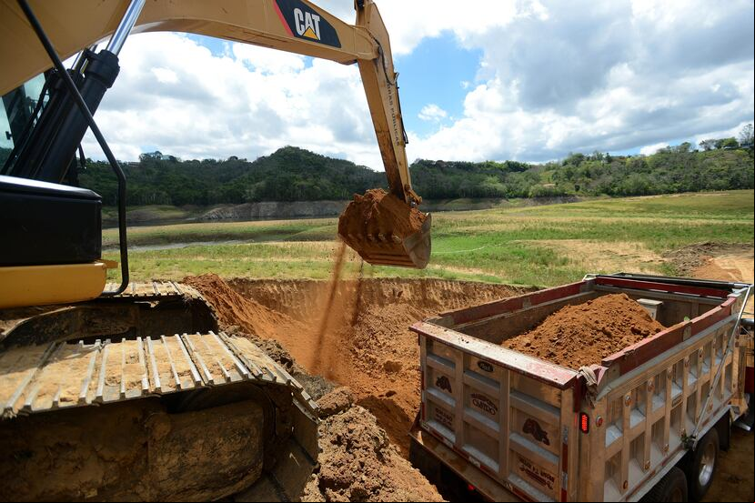 Una solitaria excavadora del mencionado municipio vertía ayer la mezcla de arena, barro y materia orgánica en cuatro camiones -dos municipales y dos de la Autoridad de Acueductos y Alcantarillados (AAA).