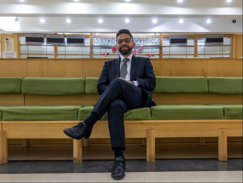 San Juan, Puerto Rico, Enero 25, 2024 - FOTOS para ilustrar una historia sobre Francisco Parés tras su renuncia al Departamento de Hacienda. La foto se realizó en la sede de Hacienda en el Edificio Intendente Ramírez en Puerta de Tierra - el secretario saliente mencionó que uno de sus logros es ver vacío tanto el vestíbulo y la oficina de servicios al contribuyente en la sede de la agencia como consecuencia de la digitalización de los servicios y otras gestiones que realizó .