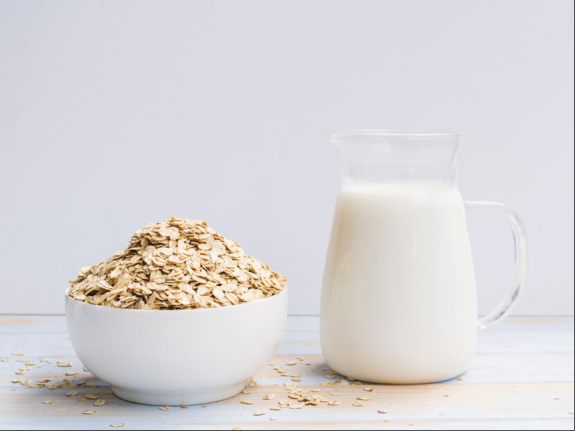 Plato hondo con avena y frasco con leche