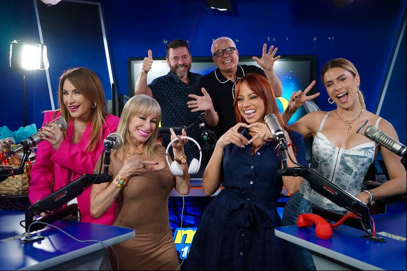 De izquierda a derecha: Jaileen Cintrón, Sonya Cortés, Antonio Sánchez "El Gangster", José Vallenilla "Funky Joe", Catherine Paola Castro y Mónica Pastrana, integrantes del programa mañanero "El Circo de la Mega".