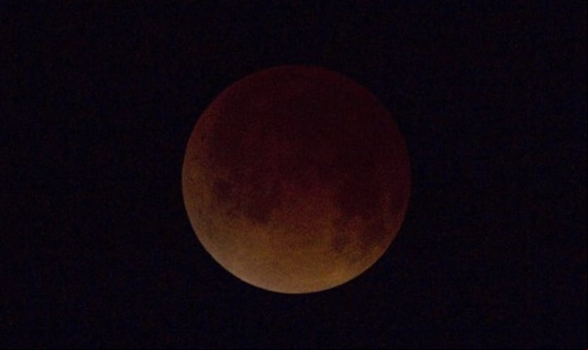 Miles madrugan para ver la Luna roja