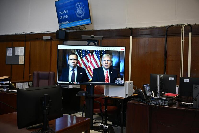 El expresidente estadounidense y presidente electo Donald Trump (derecha) y su abogado Todd Blanche aparecen en una pantalla de forma remota para la audiencia de sentencia frente al juez del estado de Nueva York Juan Merchan.