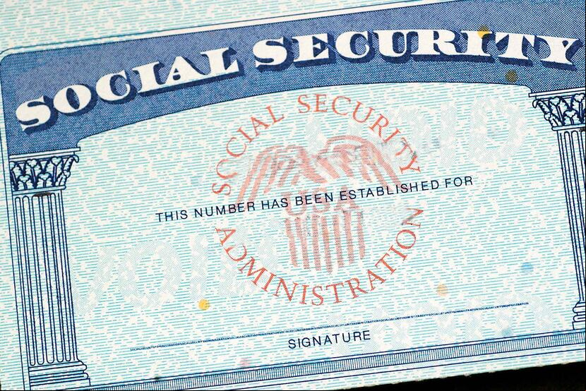 Los números del Seguro Social que siguen activos podrían utilizarse para reportar salarios, abrir cuentas bancarias, obtener tarjetas de crédito e incluso hacer reclamaciones fiscales fraudulentas. (GFR Media)