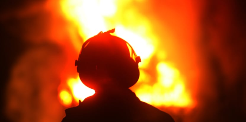 Varios camiones de bomberos trabajaron durante horas para extinguir las llamas, y los investigadores buscaban pistas entre los escombros. (Archivo)