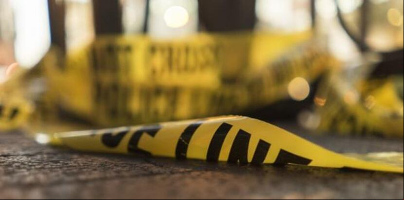 Investigadores tenían gran parte de la cuadra acordonada con cinta amarilla de escena del crimen durante la tarde de ayer. (Archivo)