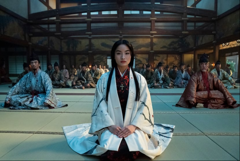 La actriz Anna Sawai, al centro, está nominada en la categoría de mejor actriz de drama en los premios Emmy del 2024 gracias a su participación en la serie "Shogun". (Katie Yu/FX via AP)