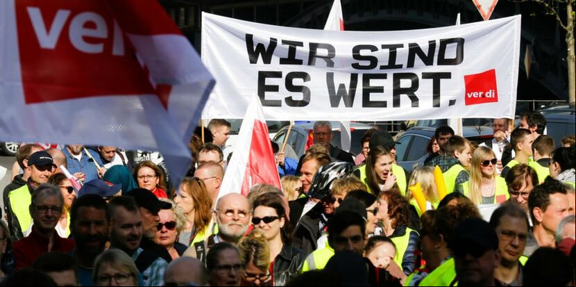Afiliados al sindicato alemán ver.di asisten a un acto como parte de una huelga del sector público por aumentos de salarios en Berlín, Alemania (AP /Markus Schreiber).