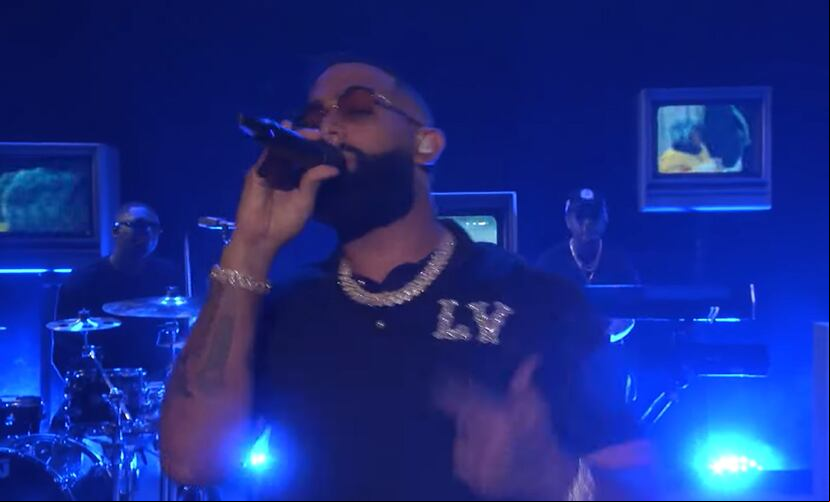 Eladio Carrión durante su presentación en "Tonight Show" de Jimmy Fallon.