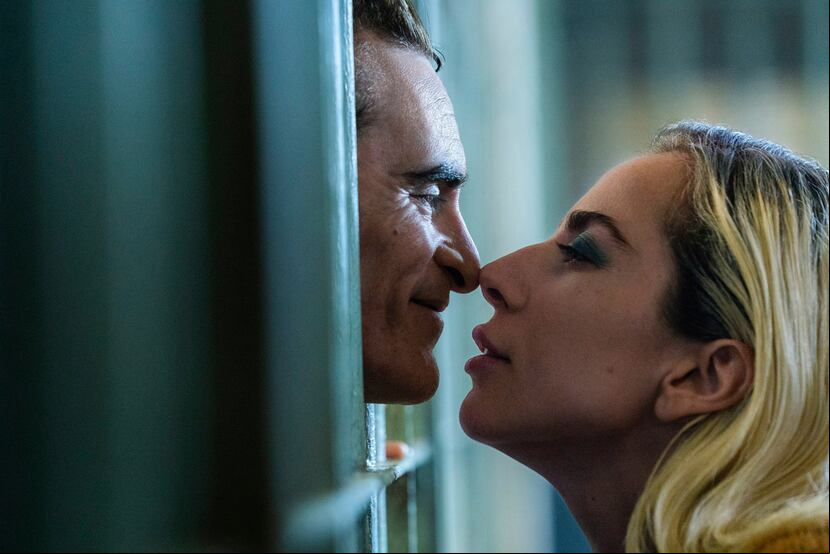 Los actores Lady Gaga, derecha, y Joaquin Phoenix, son los protagonistas de la película "Joker: Folie à Deux". (Niko Tavernise/Warner Bros. Pictures vía AP)
