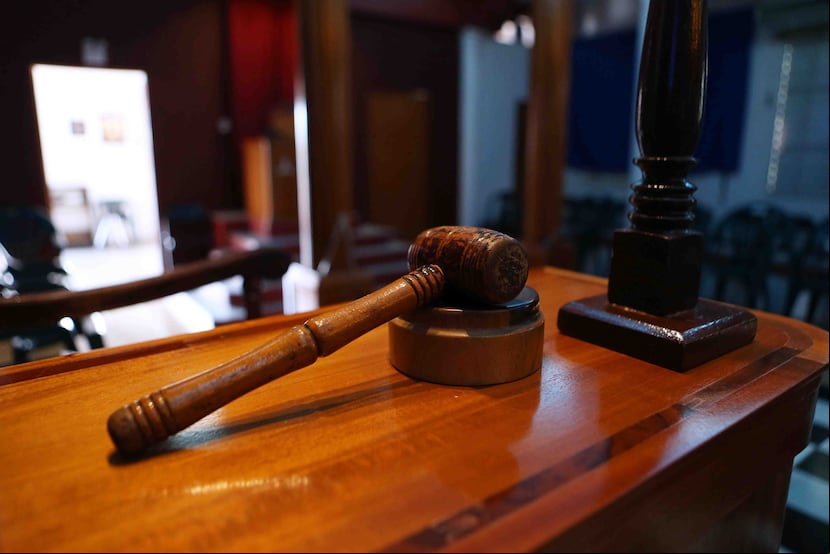 La víctima señaló que el imputado la sometió a un patrón de maltrato limitando su salidas de la casa, mutilando su cuerpo son una espátula caliente y agredirla en la espalda con medias llenas de jabones, palos de escobas y cables eléctricos. (Archivo / GF