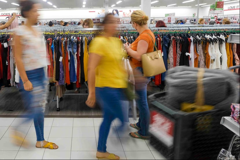 Las órdenes de toque de queda, así como las de distanciamiento social y cierre de comercio, han afectado severamente los gastos del consumidor promedio, indicó Visa Inc. (archivo)