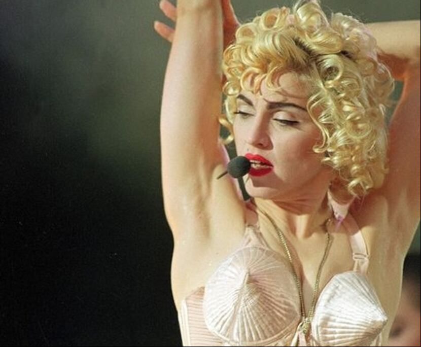1990 - La gira “Blond Ambition” contó con un guardarropa de impacto por sus atrevidos estilos sobre el escenario. (Archivo)