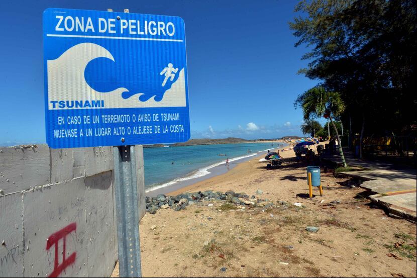Un letrero alertando sobre una zona de peligro de tsunami. (GFRMedia)