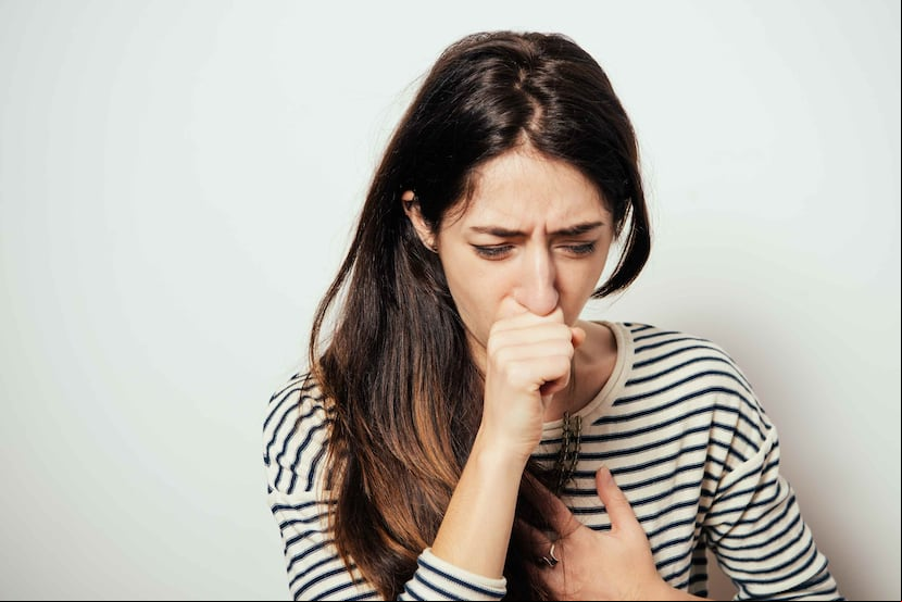 Hay un tipo de tos seca, que es crónica, asociada con la ingesta de algunos medicamentos, como los inhibidores de angiotensina, , que se usan para el tratamiento de la presión alta. (Shutterstock)