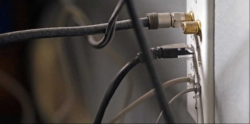 Las compañías han estado instalando más de 10 millones de millas (16 millones de kilómetros) de fibra óptica anualmente, lo que aumenta el riesgo de daños por excavadoras y palas. (AP)