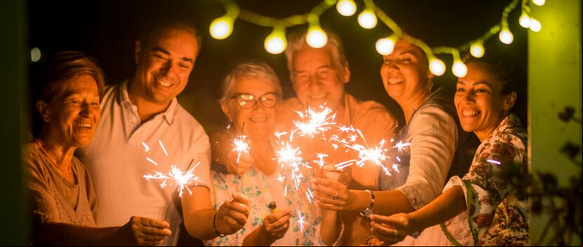 Las reuniones sociales son periodos de pocas horas que debemos aprovechar al máximo para reír y compartir afecto. (Shutterstock)