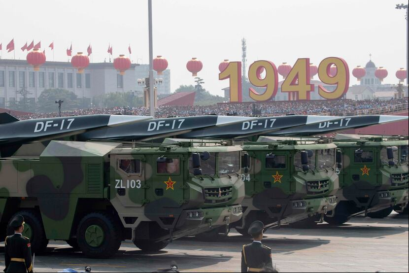 Vehículos del ejército de China cargan misiles balísticos con capacidad nuclear DF-17 durante el desfile para conmemorar el 70mo aniversario de la fundación de la China comunista, el martes 1 de octubre de 2019, en Beijing. (AP/Ng Han Guan)
