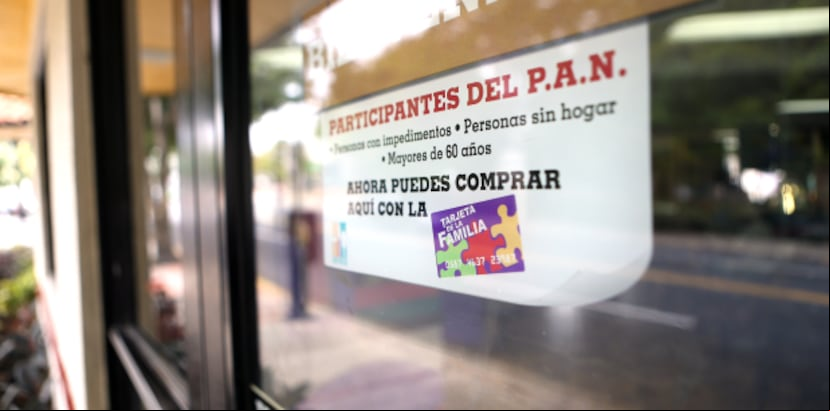 Solo tienen sistema 660 de los 2,885 establecimientos autorizados a recibir pagos con la tarjeta del PAN. (Archivo)