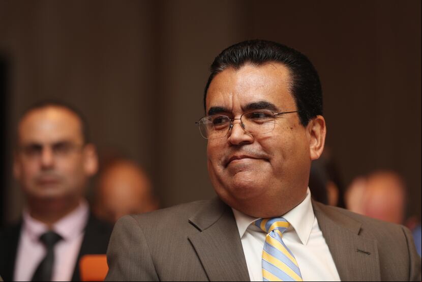 Arriba, Javier Jiménez, alcalde de San Sebastián, quien recalcó que tener un municipio con superávit no necesariamente es buen . Abajo, Omar Negrón Judice, Comisionado de Asuntos Municipales.